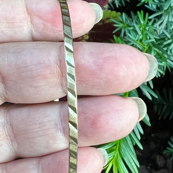 VINTAGE EUROPEAN 14K YELLOW GOLD ORNATE DESIGN BANGLE BRACELET GREAT STACKING - Picture 13 of 16